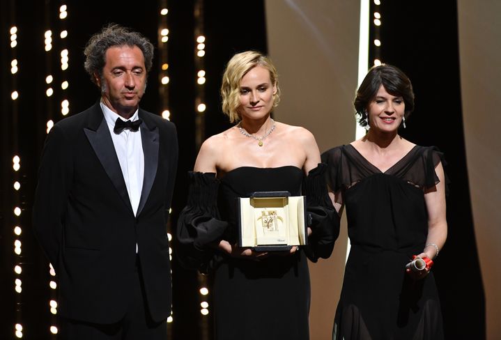 Diane Kruger avec son prix d'interprétation féminine&nbsp;son rôle dans In The Fade à Cannes le 28 mai 2017.&nbsp; (ALBERTO PIZZOLI / AFP)