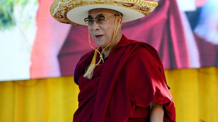 Le Dala&iuml; Lama porte un sombrero traditionnel &agrave; l'occasion d'une visite &agrave; Centro Fox (Mexique), le 15 octobre 2013. (MAXPPP)