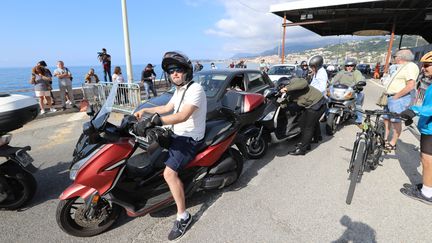 Des conducteurs de scooters à la frontière avec l'Italie, à Menton (Alpes-Maritimes), le 3 juin 2020. (VALERY HACHE / AFP)