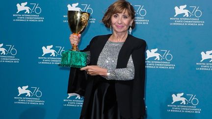 Ariane Ascaride reçoit la coupe Volpi de la meilleure interprète à la Mostra de Venise le 7 septembre 2019 (LAURENT VU/SIPA)