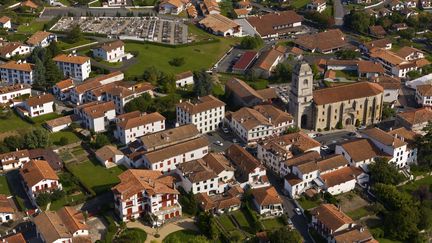 Vue d'Urrugne dans les Pyrénées atlantiques. (DIGOIT, O. / ARCO IMAGES GMBH)