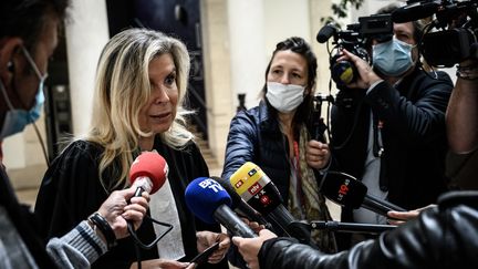 L'avocate&nbsp;Nathalie Tomasini, à l'issue d'un procès au tribunal de Chalon-sur-Saone (Saone-et-Loire), le 25 juin 2021. (JEFF PACHOUD / AFP)