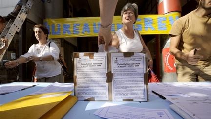 Votation citoyenne sur le changement de statut de la Poste, devant un bureau en grève à Marseille (30 septembre) (© AFP / Anne-Christine Poujoulat)