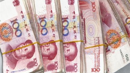 Billets de 100 yuans à l'effigie de Mao... En réévaluant, la Chine va-t-elle faire du dollar un "tigre en papier" ? (AFP)