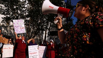 Des militantes pro-choix se réunissent devant le Sénat de l'Alabama lors du vote sur l'avortement, le 14 mai 2019, à Montgomery. (CHRISTOPHER ALUKA BERRY / REUTERS)