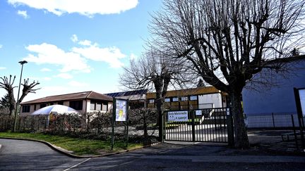 L'école maternelle de Limas&nbsp;(Rhône) où le petit garçon de 6 ans&nbsp;est mort après avoir mangé une crêpe&nbsp;car il était allergique au produit laitiers, le 1er avril 2018. (STEPHANE GUIOCHON / MAXPPP)