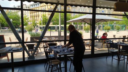 A partir de ce mercredi, il sera de nouveau possible de manger à l'intérieur des restaurants.&nbsp; (NATACHA KADUR / FRANCE-BLEU LORRAINE NORD)