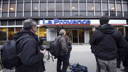 Des journalistes devant la Provence, le 20 décembre 2012 (ANNE-CHRISTINE POUJOULAT / AFP)