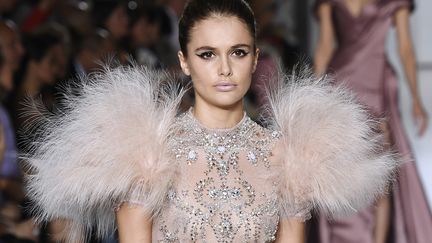 Pour sa collection haute couture Ralph &amp; Russo s'est inspiré de l'identité et de la beauté naturelle capturée par Richard Avedon, Cecil Beaton et Norman Parkinson.
 (Bertrand GUAY / AFP)