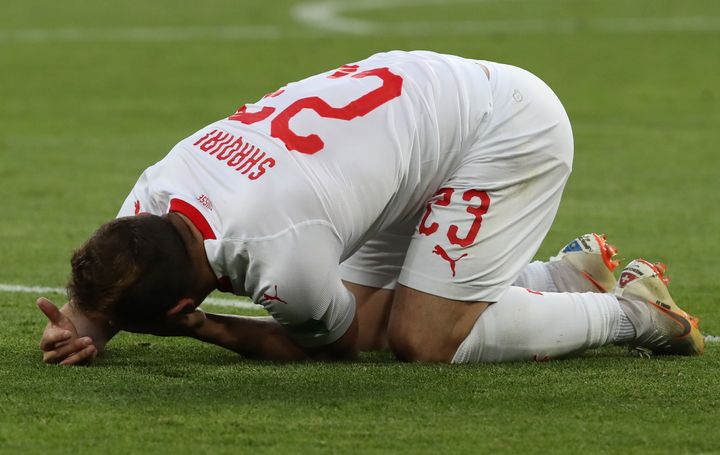 Xherdan Shaqiri arbore un drapeau kosovar sur le talon de sa chaussure droite, le 22 juin 2018, face à la Serbie, à Kaliningrad (Russie). (ELENA RUSKO / SPUTNIK / REUTERS)