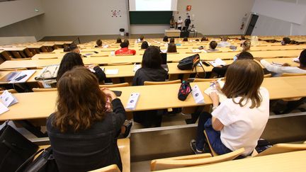 Des étudiants lors de la rentrée universitaire à Amiens, le 25 août 2020 (photo d'illustration). (FRED HASLIN / MAXPPP)