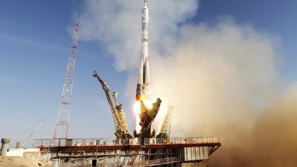 Une fus&eacute;e Soyouz d&eacute;colle avec la flamme olympique &agrave; son bord, le 7 novembre 2013, &agrave; Ba&iuml;konour (Russie). (SHAMIL ZHUMATOV / REUTERS)