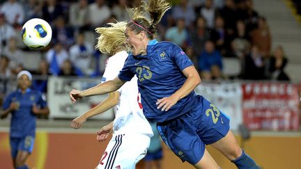 La joueuse fran&ccedil;aise&nbsp;Camille Abily (en bleu) lors de la rencontre France-Danemark de l'Euro-2013, &agrave;&nbsp;Link&ouml;ping (Su&egrave;de), le 22 juillet 2013. (JONATHAN NACKSTRAND / AFP)