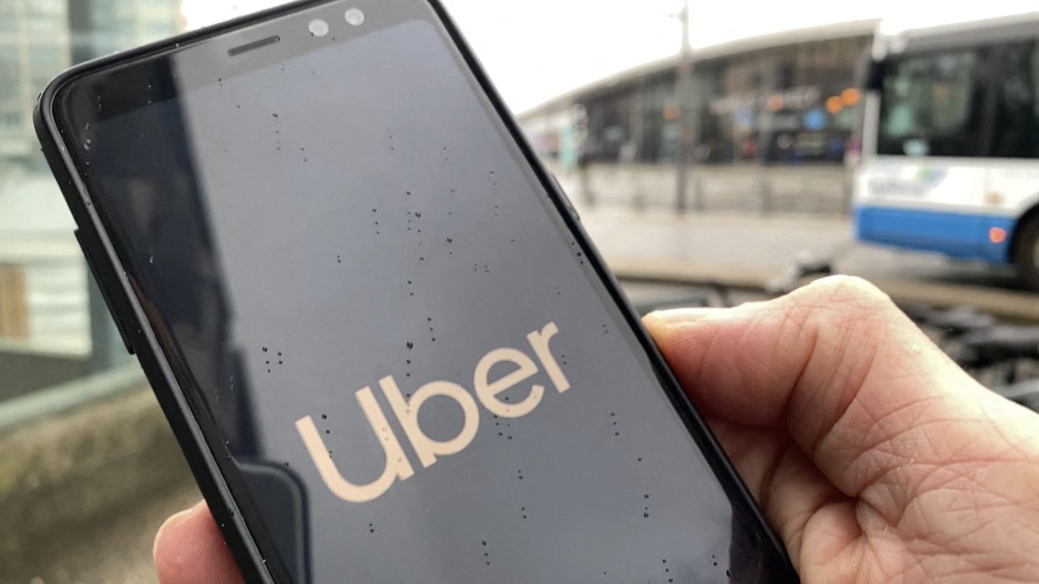 La Cour de cassation requalifie en contrat de travail le lien entre Uber et un chauffeur, une première en France