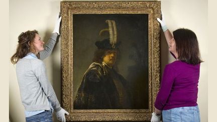 L'autoportrait authentifié de Rembrandt, sous l'oeil de deux membres de la fondation National Trust, Cirsty Jones et Patricia Burtnyk, à Yelverton, dans le Devon, dans le sud-ouest de l'Angleterre (18/03/2013)
 (Steven Haywood / The National Trust / AFP)