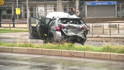 La Peugeot 208 accidentée devant la mairie de Grenoble, dimanche 8 septembre. (FRANCEINFO)