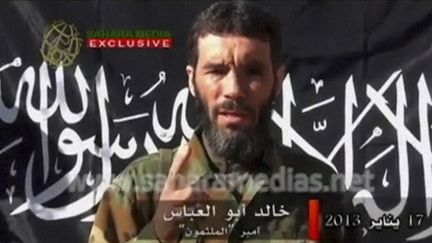 Le chef jihadiste Mokhtar Belmokhtar, dans une vidéo de propagande diffusée en janvier 2013.&nbsp; (REUTERS TV)