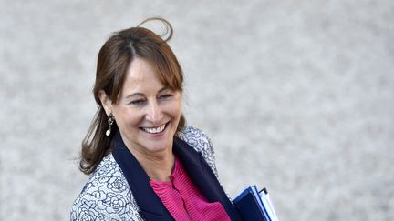 La ministre de l'Environnement, Ségolène Royal, sourit en quittant l'Elysée à Paris, le 12 octobre 2016. (ALAIN JOCARD / AFP)