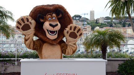 VENDREDI 18 MAI - Alex le lion, la star du film d'animation "Madagascar&nbsp;3", tr&egrave;s souriant lors du&nbsp;traditionnel&nbsp;photocall. (ANNE-CHRISTINE POUJOULAT / AFP)