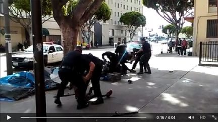  (Capture écran de la vidéo mise en ligne montrant des policiers tuant un sans-abri © Facebook)