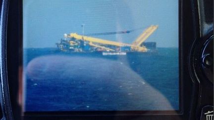 Le bateau remorqueur pris pour un avion, photographi&eacute; par un utilisateur de Twitter aux Canaries (Espagne), le 27 mars 2014. (@JAVICELARD  / TWITTER)