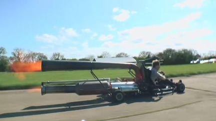 L'inventeur Colin Furze pr&eacute;sente son "jet-kart", test&eacute; au Royaume-Uni, dans une vid&eacute;o puibli&eacute;e sur Youtube le 14 mai 2015. (COLIN FURZE / YOUTUBE)