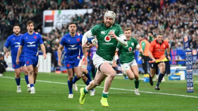 C'est ce qu'on appelle répondre du tac au tac. Dès l'engagement, l'Irlande passe un coup de froid aux Bleus et emballe le match ! Mack Hansen, en opportuniste, gratte un ballon devant Jaminet pour s'offrir son premier essai international en carrière. Les Bleus mènent 10 à 7.