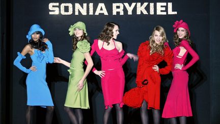 Des mannequins de la marque Sonia Rykiel pendant la Fashion Week en 2004. (JEAN-PIERRE MULLER / AFP)