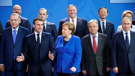 Certains des dirigeants internationaux présents au sommet de Berlin sur la Libye, le 19 janvier 2020, dont, au premier rang, Recep Tayyip Erdogan, Emmanuel Macron, Angela Merkel, Antonio Guterres et Vladimir Poutine. (HANNIBAL HANSCHKE / REUTERS)