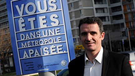 Le maire de Grenoble, Eric Piolle, lors de la présentation le 1er janvier 2016 d'une campagne de limitation de la vitesse à 30 km/h dans la majorité des zones de la ville.&nbsp; (JEAN PIERRE CLATOT / AFP)