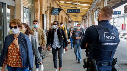 Des agents de la sûreté ferroviaire ont été formés pour contrôler les pass sanitaires des&nbsp;voyageurs, assure le ministre délégué chargé des Transports, Jean-Baptiste Djebbari. (MICHAEL DESPREZ / MAXPPP)