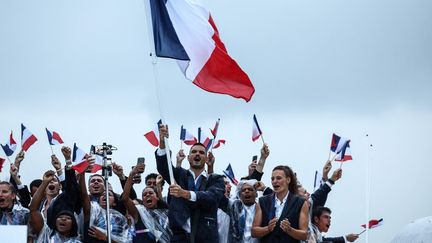 La délégation française, guidée par ses porte-drapeaux, le nageur Florent Manaudou et la discobole Mélina Robert-Michon. (FRANCK FIFE / AFP)