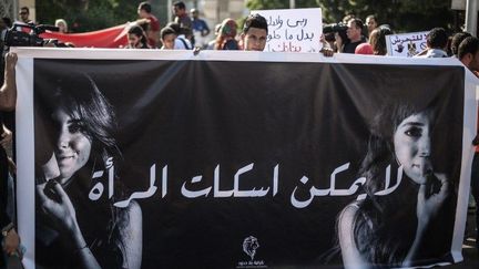 "Il est impossible de faire taire la femme" affirme en arabe cette banderole brandie lors d'une campagne contre le harcèlement sexuel au Caire, en juin 2014. (AHMED ISMAIL / ANADOLU AGENCY)