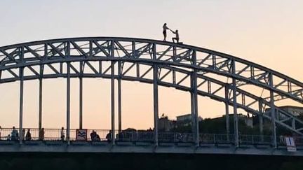 Un&nbsp;cliché d'une "fausse demande en mariage" pris par Charles Aslangul, samedi 30 juin, vers 22 heures, près de la Passerelle Debilly à Paris.&nbsp; (@CharlesAslangul)