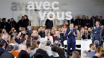 Emmanuel Macron, le 7 mars 2022, à Poissy. (LUDOVIC MARIN / AFP)