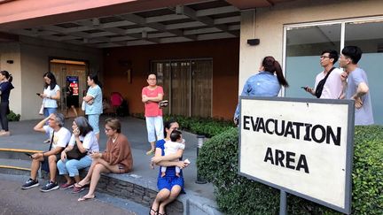 Des résidents philippins évacués de leur&nbsp;immeuble à Makati aux Philippines, après un séisme de magnitude 6,3 le 22 avril 2019.&nbsp; (MARTIN PETTY / REUTERS)