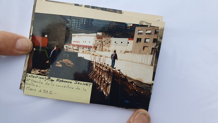 Photo d'Alphonse montrant la deuxième phase du chantier de recouvrement de la Deûme, en mars 1991 à Annonay (Ardèche), après une première phase dans les années 1960. (BORIS HALLIER / RADIO FRANCE)