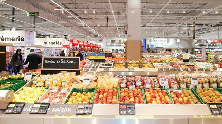 Un rayon de fruits et légumes dans un supermarché à Douai-Flers (Nord).&nbsp; (MAXPPP)