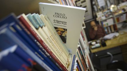 Un roman de Paolo Coehlo traduit en langue perse dans une librairie de Téhéran en Iran. (MORTEZA NIKOUBAZL / X01474)