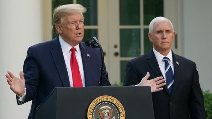 Le président américain Donald Trump et son vice-président Mike Pence, lors d'une conférence de presse sur le coronavirus depuis la Maison blanche, à Washington, le 27 avril 2020. (MANDEL NGAN / AFP)