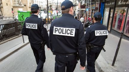 Des policiers patrouillent dans les rues de Paris, en mars 2010. (LOIC VENANCE / AFP)