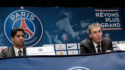 Le président du PSG Nasser Al-Khelaïfi et Laurent Blanc lors de l'intronisation&nbsp;de ce dernier au poste d'entraîneur du PSG, le 27 juin 2013. (MAXPPP)