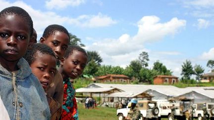 Enfants dans un camp de réfugiés à Walungu, à l'est de la RDC, le 10 mai 2005. (REUTERS/David Lewis DL/FOR/VP)