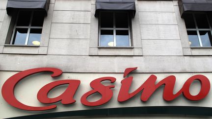 Logo de Casino sur la devanture d'un supermarché, le 29 juillet 2010. (ERIC PIERMONT / AFP)