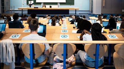 Des étudiants dans un amphithéâtre, à Bordeaux, le 9 septembre 2020. (VALENTINO BELLONI / HANS LUCAS / AFP)