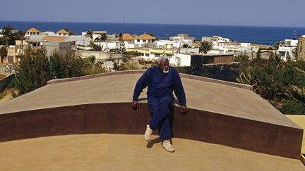 Ousmane Sow sur le toit de sa maison à Dakar
 (Béatrice Soulé / Roger Violet / ADAGP)