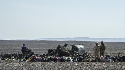 Des militaires égyptiens sur le site du crash de l'Airbus A321 de la compagnie russe Metrojet dans le désert du Sinaï (Egypte), le 1er novembre 2015.&nbsp; (KHALED DESOUKI / AFP)