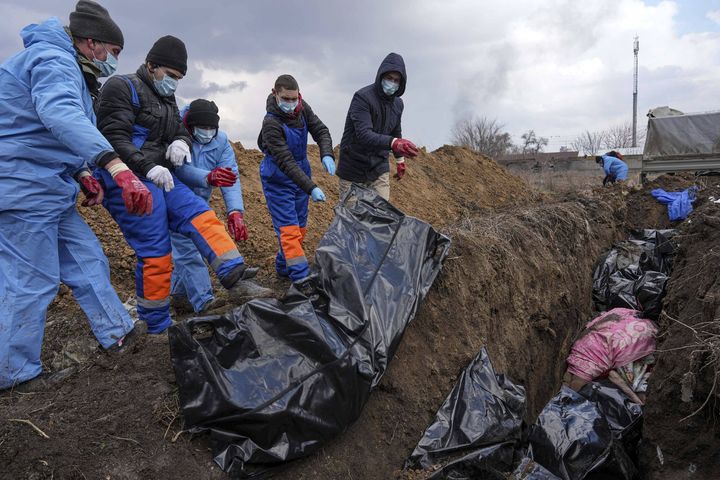 Des cadavres déposés dans une fosse, faute de pouvoir les enterrer à cause d'incessants bormbardements russes, dans une banlieue de Marioupol, le 9 mars 2022.&nbsp;&nbsp; (EVGENIY MALOLETKA/AP/SIPA / SIPA)