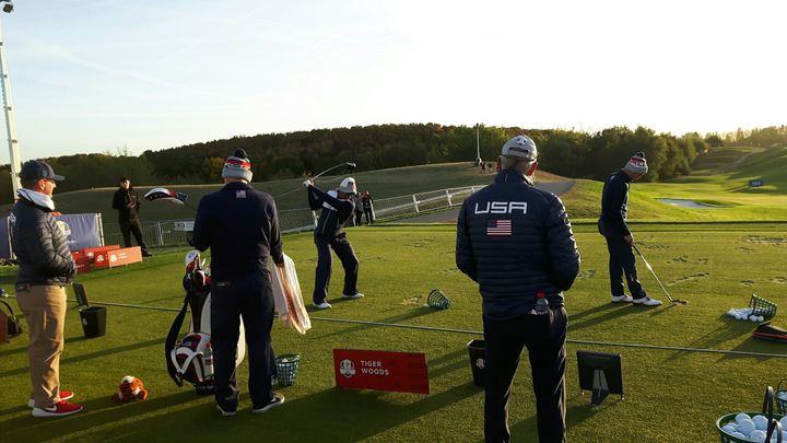 Tiger Woods à l'entrainement sur le golf national au matin de la deuxième journée de la Ryder Cup. (Fabrice Rigobert Radio France)