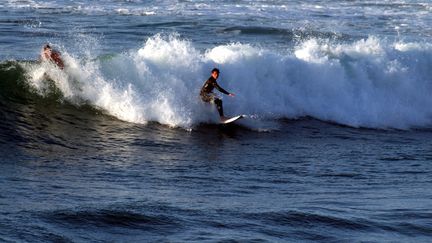 Un surfer à Biarritz - Image d'illustration.&nbsp; (MAXPPP)